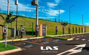Estação de recarga para carros elétricos com oito vagas sinalizadas e carregadores individuais, operada pela empresa LAS (Latin America Solar).