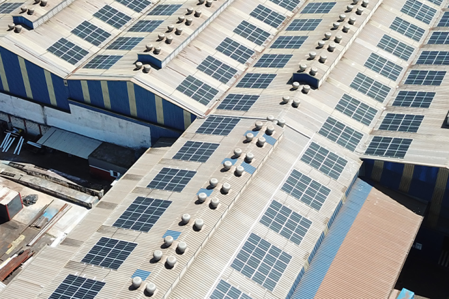 Placas de energia solar em uma empresa