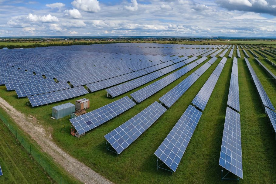 Campo com placas para produção de energia solar Campo com placas para produção de energia solar